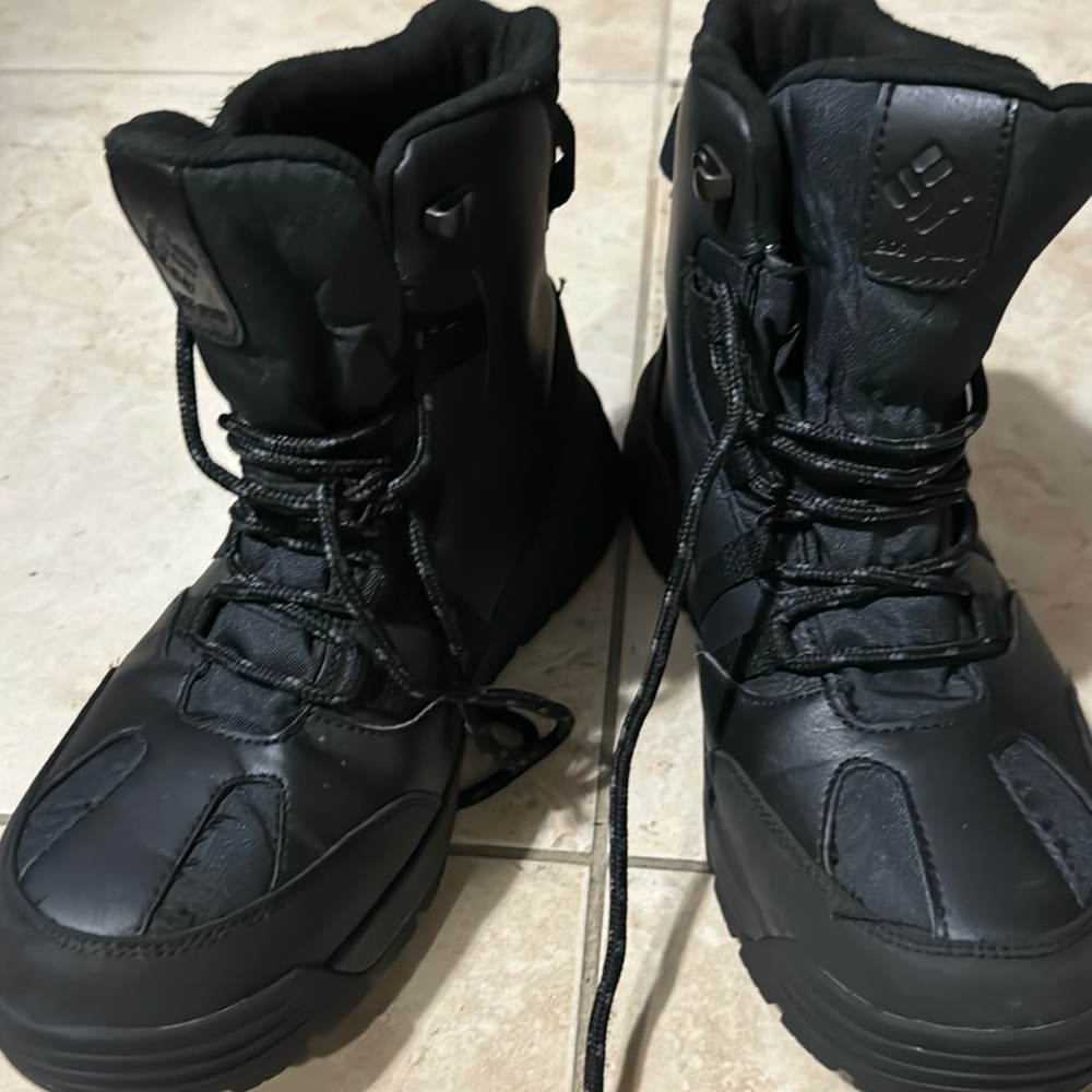 Colombia boys Snow boots size 8.5